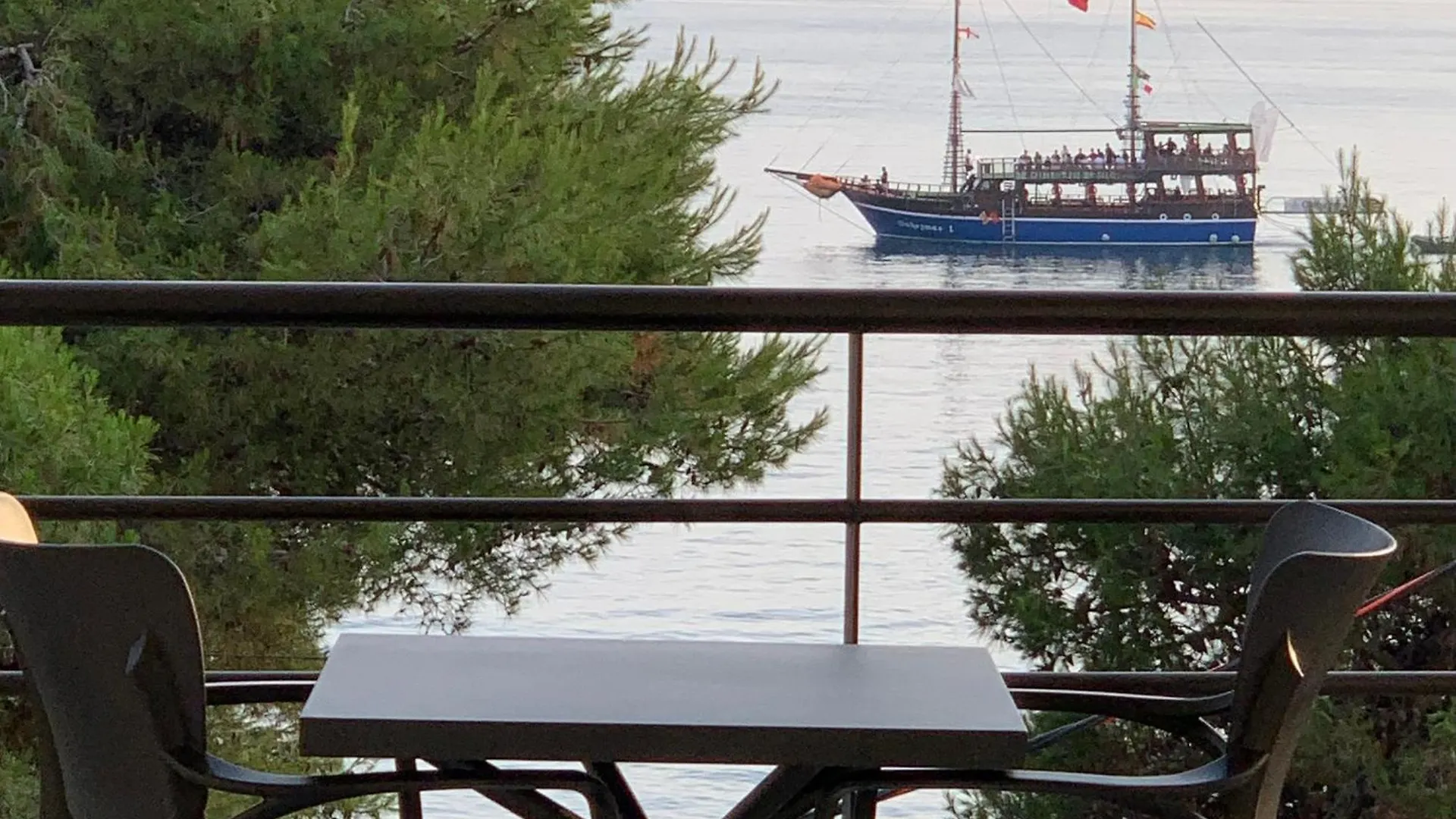 Beachfront Apartment - Sarande